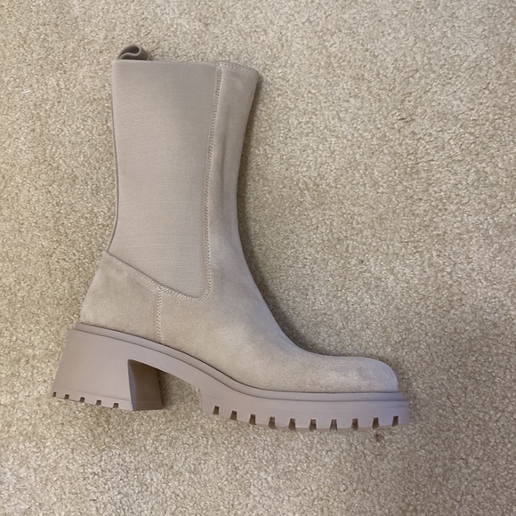 STEVE MADDEN
Women's Hesitant Lug-Sole Chelsea Booties - Picture 6 of 11